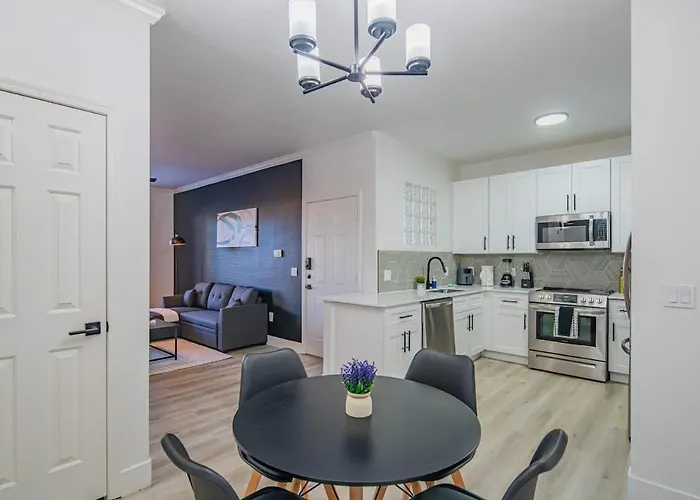 Cozy 1bd Kingbed With Pool Hot Tub Gym Parking Apartment